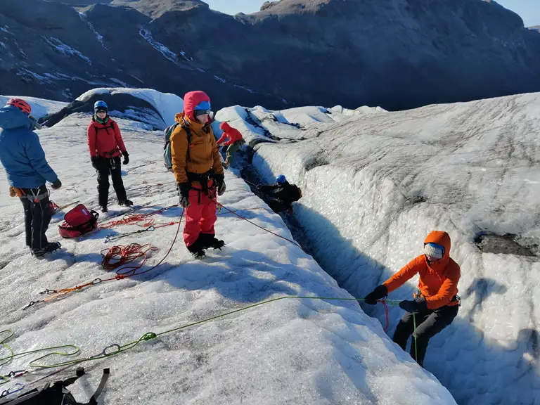 Gletsjerkursus i sikkerhed Island 2023, forskere i gang med at klatre op ad isv&aelig;g