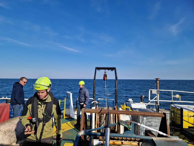Forskerne fra GEUS sætter måleudstyret i vandet for at kortlægge havbunden i Nordsøen (foto: GEUS)
