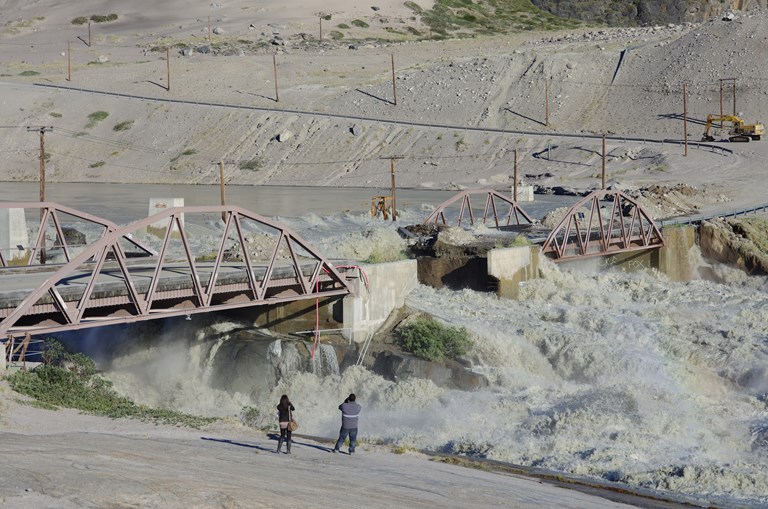 Broen ved Kangerlussuaq blev ødelagt af de voldsomme mængder smeltevand i floden i 2012