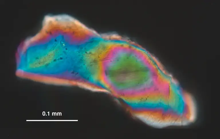 Choklameller i flere retninger ses tydeligt under mikroskop