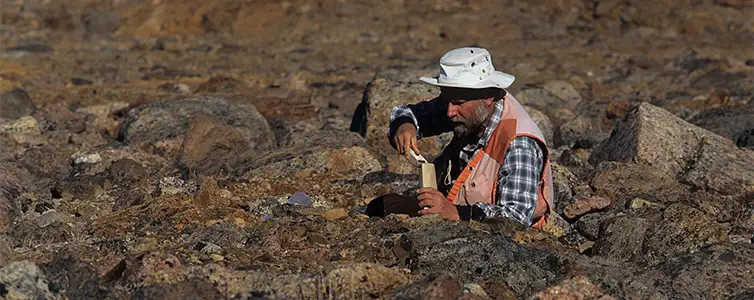 GEUS udvikler geologiske modeller for, hvor der kan være sandsynlighed for at finde mineralforekomster. Her ses en forsker i gang med at indsamle prøver for et af disse steder.