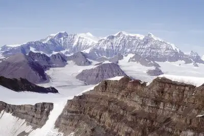 Udforskningen af de stejle, fjerne basaltfjelde i Grønland, kræver mandsmod, sene nætter i laboratorierne og adgang til moderne kortlægningsteknik. Grønlands højeste punkt Gunnbjørn Fjeld (3693 m) ligger i de uvejsomme basaltfjelde, Watkins Bjerge i Østgrønland. Foto: Michael Larsen, GEUS