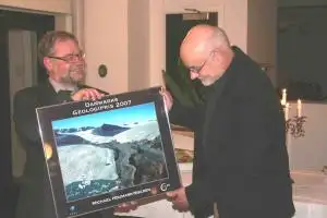 Michael Houmark-Nielsen til højre modtager Danmarks Geologipris 2007 af direktør Johnny Fredericia fra GEUS