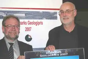En glad modtager af Danmarks Geologipris 2007 til højre sammen med direktør Johnny Fredericia fra GEUS, som overrakte prisen.