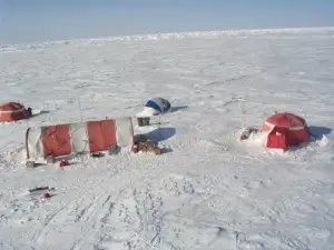 Forskerlejr på havisen nord for Grønland under projekt GreenIce i 2004.