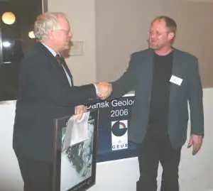 Vicedirektør Kai Sørensen GEUS overrækker Danmarks Geologipris 2006 til lektor Søren Bom Nielsen
