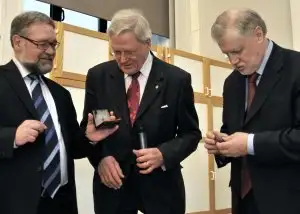 Mironov til højre studerer gaven fra GEUS med mineralet Nielsenit