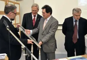 Den russiske ambassadør T.O. Ramishvili til højre får overrakt et grønlandsbillede af direktør Johnny Fredericia fra GEUS