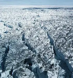 Kaotiske sprækker i en af verdens hurtigste gletschere ved Ilulissat