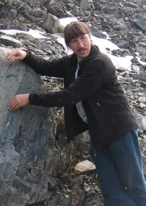 Modtageren af Danmarks Geologipris 2008, professor Minik Rosing viser nogle af Jordens ældste bjergarter frem ved Isua i Vestgrønland. Foto Julie Hollis.