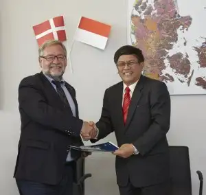 Direktør Dr. Sukhyar fra Geological Agency of Indonesia (GAI) og administrerende direktør Johnny Fredericia fra GEUS underskrev en Memorandum of Understanding