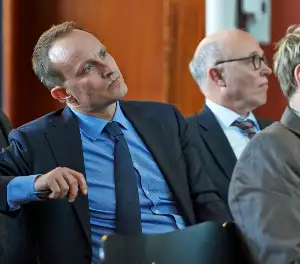 Minister Martin Lidegaard lytter intenst til bestyrelsesformand Minik Rosing