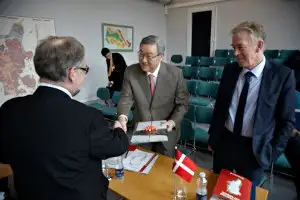 Administrerende direktør Johnny Fredericia overrækker bogen -Geological history of Greenland- til udenrigs- og handelsminister Kim Sung-Hwan fra Sydkorea under besøget ved GEUS.