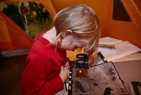 Gennem stereoskopet kunne man opleve det grønlandske landskab i 3 dimensioner.