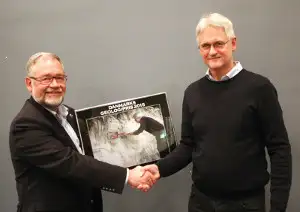 Administrerende direktør Johnny Fredericia fra GEUS (tv) overrakte Danmarks Geologipris 2015 til seniorforsker Erik Skovbjerg Rasmussen fra GEUS.