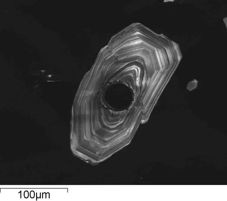 Laser ablation hul i en zircon krystal