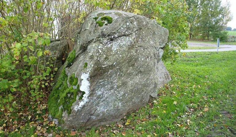 Grydestenen er nærmest en stenruin bestående af to store blokke, med tre mindre blokke imellem