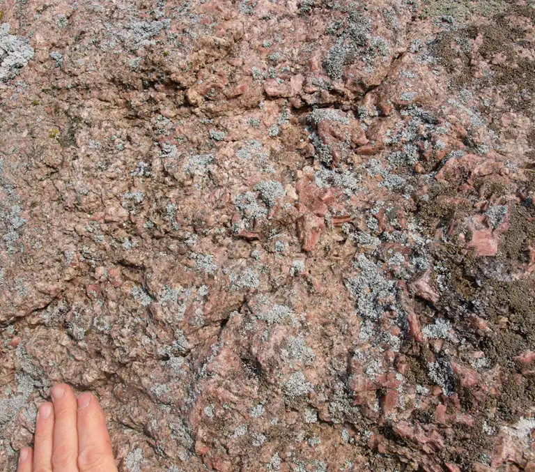Havrum Søsten består af homogen mellemkornet granit