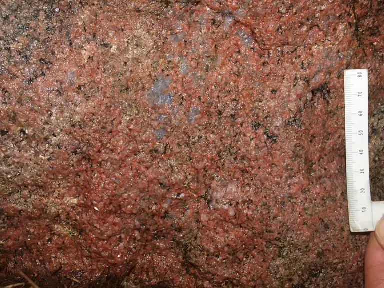Skallerød Smørsten består af mellemkornet granit