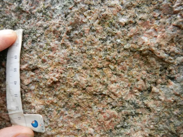 Kæmpesten Oreby består af homogen mellemkornet granit