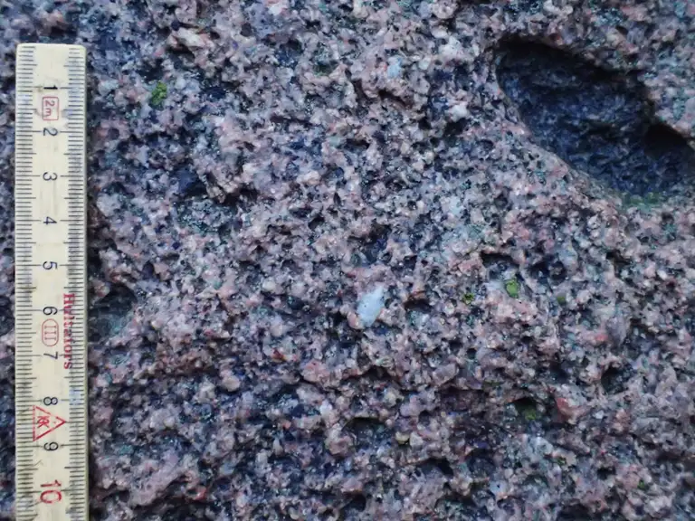 Faaborgstenen består af mellemkornet granit