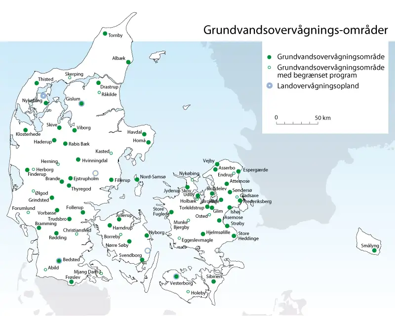Grundvandsoverv&aring;gningen i Danmark omfatter 74 grundvandsoverv&aring;gningsomr&aring;der (GRUMO) og 5 landoverv&aring;gningsoplande (LOOP). Hvilende omr&aring;der er markeret med kursiv. I 6 er der yderligere etableret en redoxboring til overv&aring;gning af de kemiske forhold omkring redoxzonerne. Landoverv&aring;gningsoplandene best&aring;r af tre ler-oplande (Horndrup B&aelig;k, Lilleb&aelig;k og H&oslash;jvads Rende) og to sand-oplande (Odderb&aelig;k og Bolbro B&aelig;k).