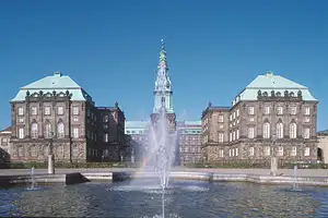 Christiansborg Slot set fra bassinet p&aring; Ridebanen.