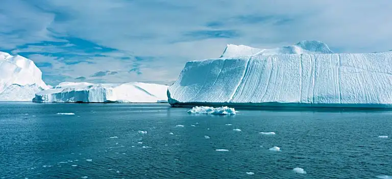 N&aring;r isen smelter i bunden af isfjeldene, stiger smeltevandet op langs isfjeldenes sider, fordi ferskvandet er lettere end det omgivende saltvand.