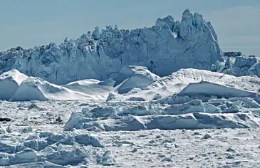 Isfjorden er t&aelig;tpakket med isfjelde og havis.