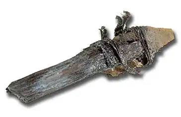 En 3500 &aring;r gammel stikkel fra Saqqaq kulturen, som blev fundet p&aring; Qajaa. Flintbladet er h&aelig;ftet til et tr&aelig;skaft med en surring af hvalbarde. Stikler blev brugt til spaltning af ben og tr&aelig;.